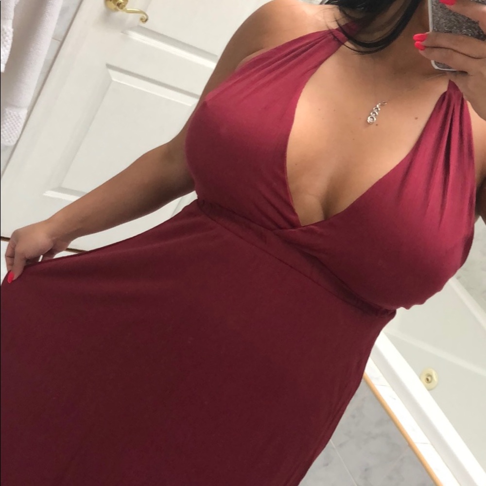 BURGUNDY PLUNGING OPEN BACK SOLID MAXI DRESS - Picture 6 of 6